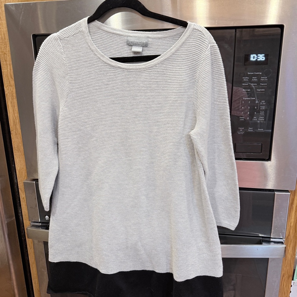 Liz Clairborne -Two-Tone‎ Sweater with Grey/Black Hem sz Large